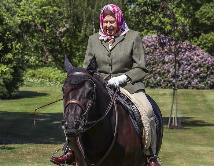 Isabel II, montando a caballo