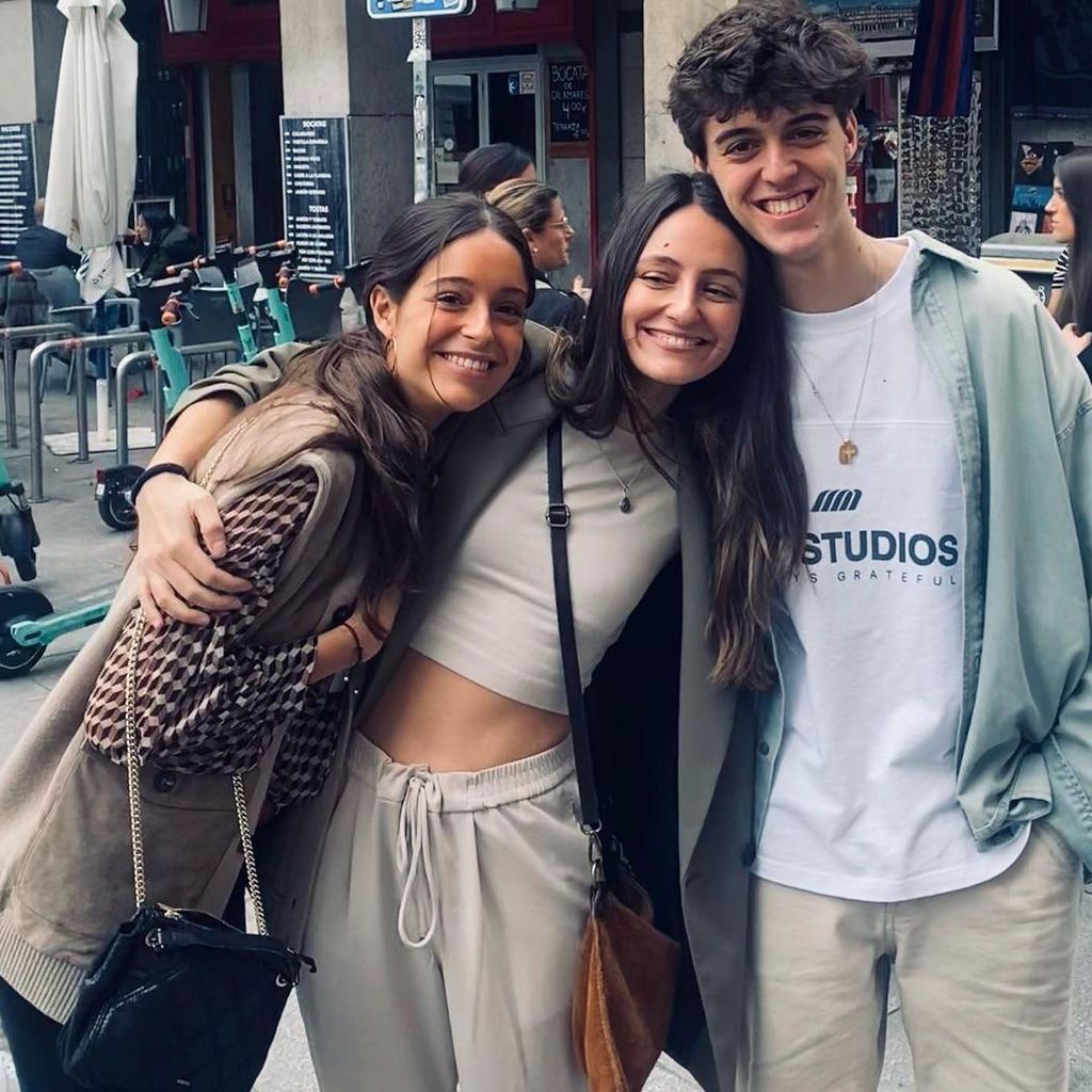 Andrea Molina con sus hermanos