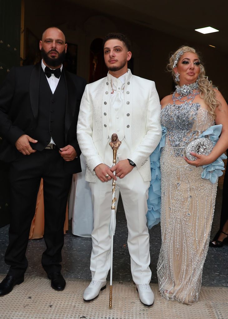 Rocío Monje Montoya junto a su hijo Antonio durante su boda