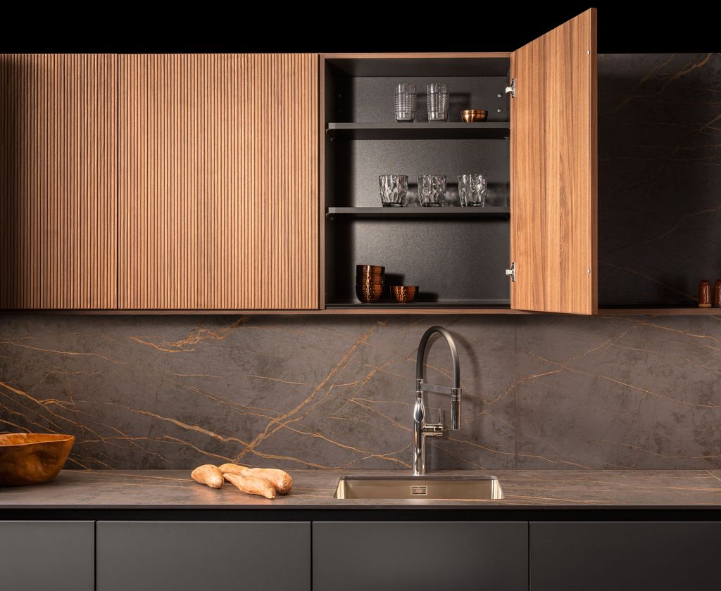 La combinación de madera de roble y frentes grises crea un ambiente cálido y contemporáneo