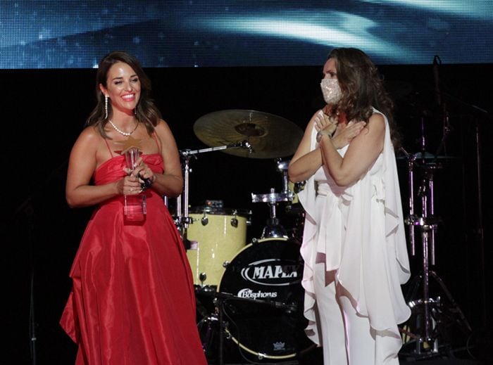 Paula Echevarría recibe un premio en Marbella