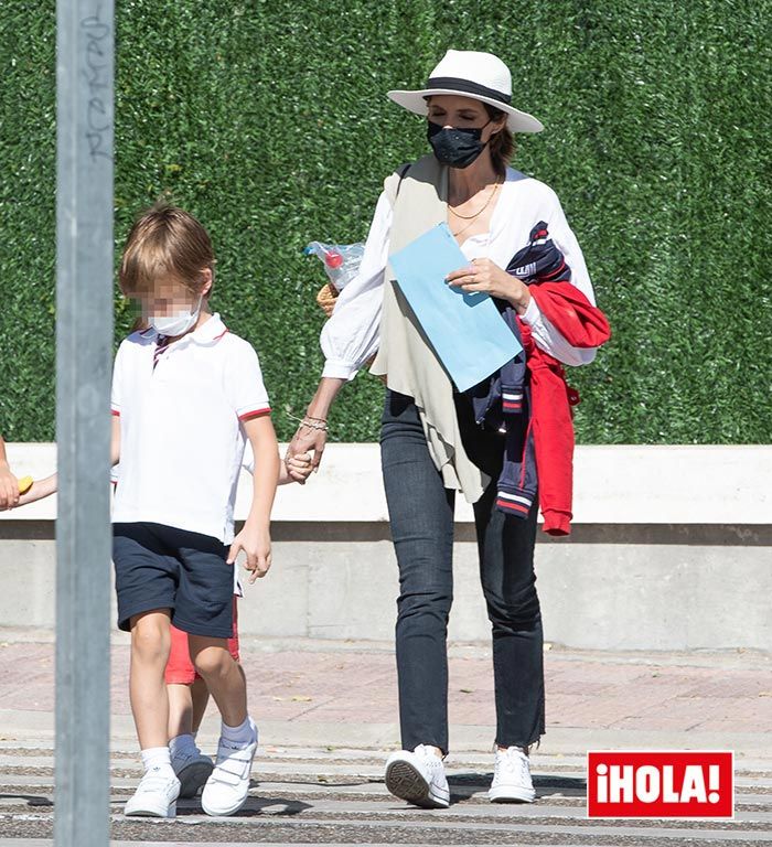 Sara Carbonero con sus hijos en su primer día de clase