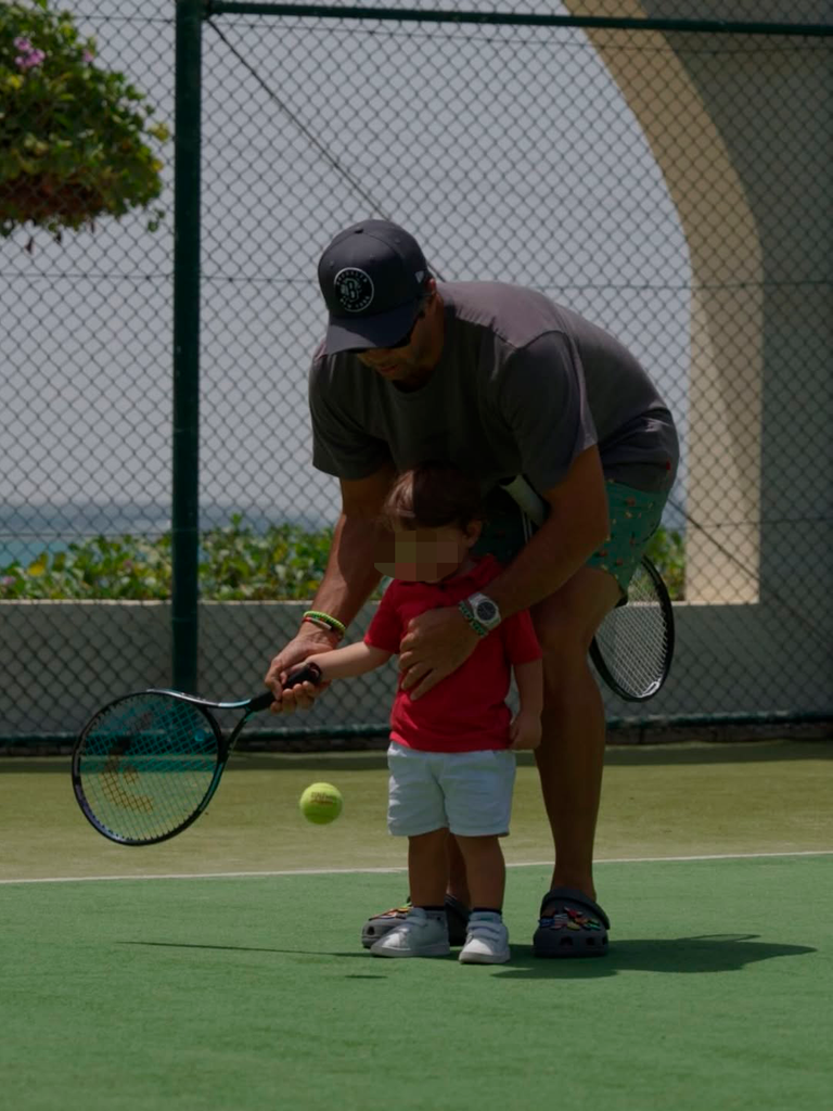 Fernando junto a Martín, quien parece seguir sus pasos en el tenis