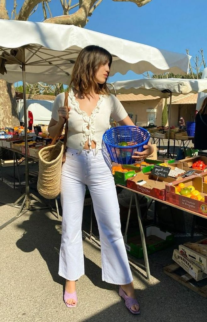 Los pantalones vaqueros más icónicos de Jane Birkin son tendencia, y queremos llevarlos 24/7