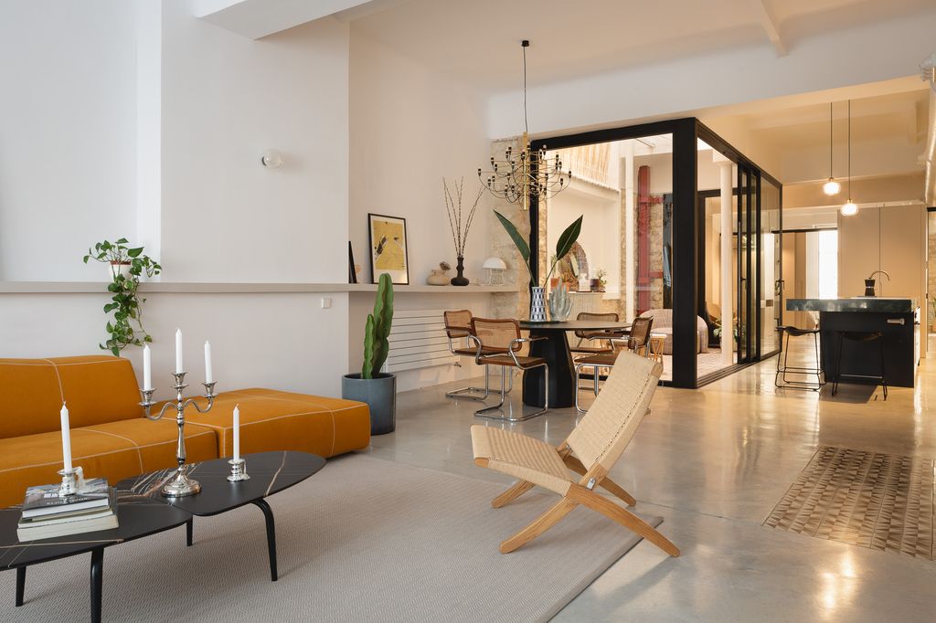 ‘Loft’ que alberga en la zona de día salón, comedor, cocina y un patio que baña de luz el interior