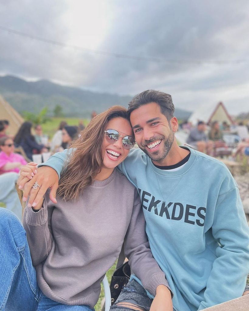Plano medio de Lara Álvarez con su hermano Bosco