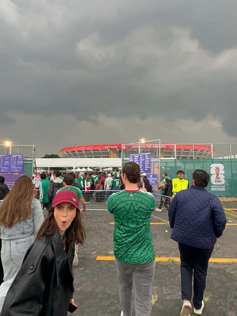 Renata Haro fue vista en el Estadio Cuidad de México acompañada de amigos