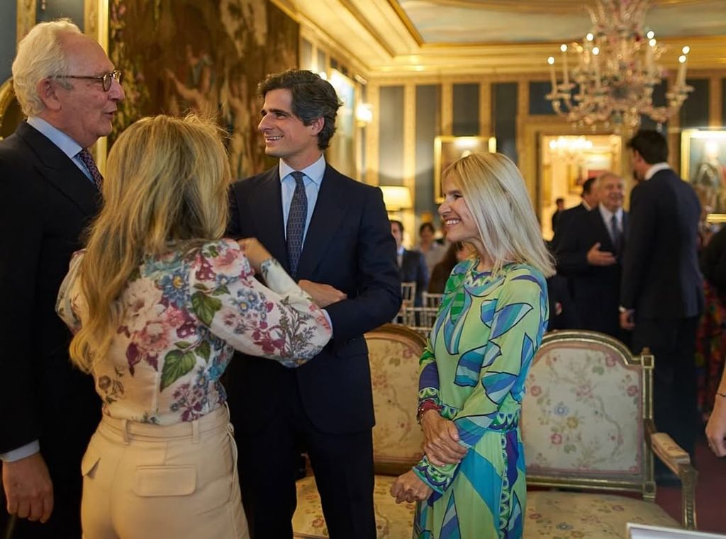 Eugenia Martínez de Irujo y su sobrino Fernando en la presentación del libro de colección sobre la duquesa de Alba.