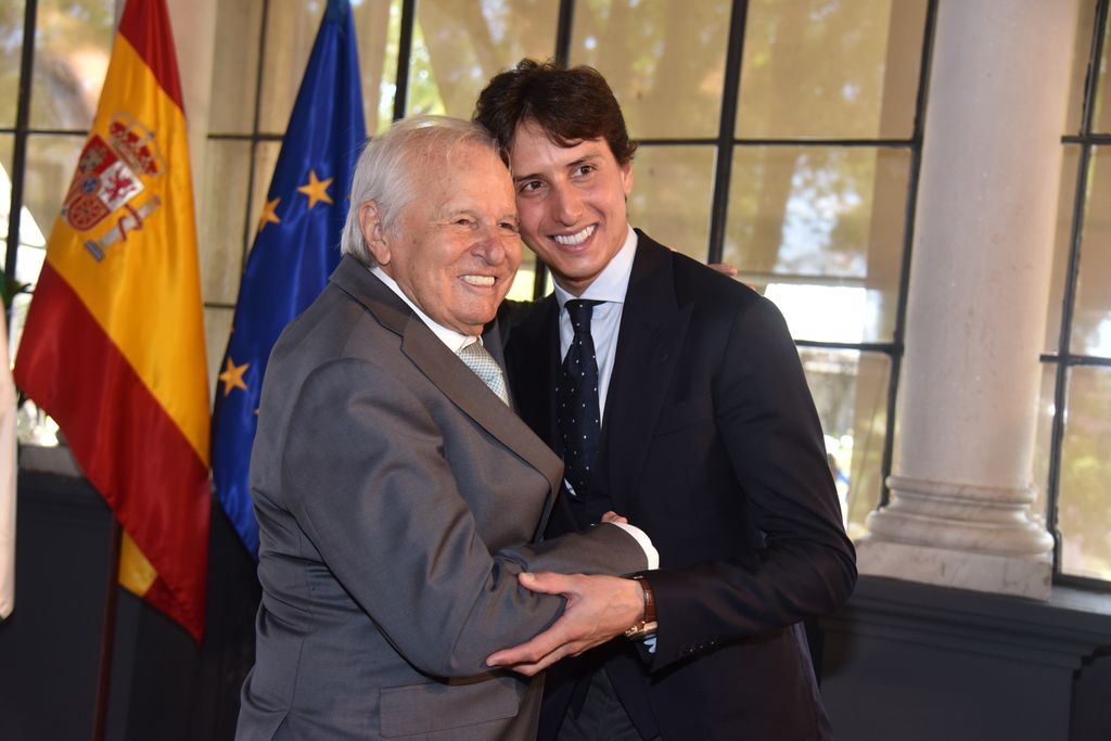 Manuel Benítez 'El Cordobés' y Andrés Roca Rey en los premios Andalucía de la Tauromaquia de 2025