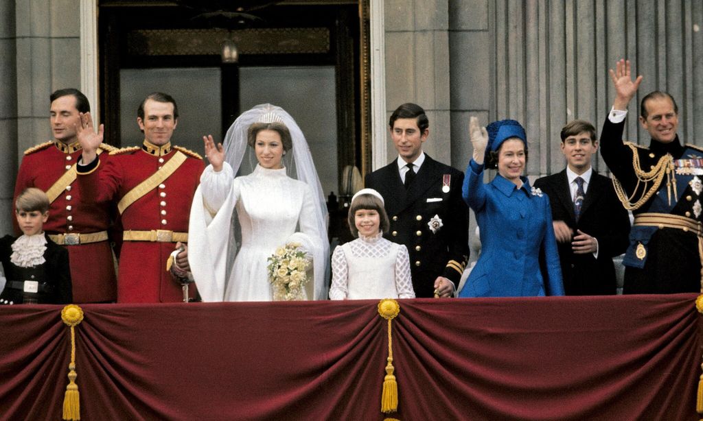 Isabel II HOLA PLUS