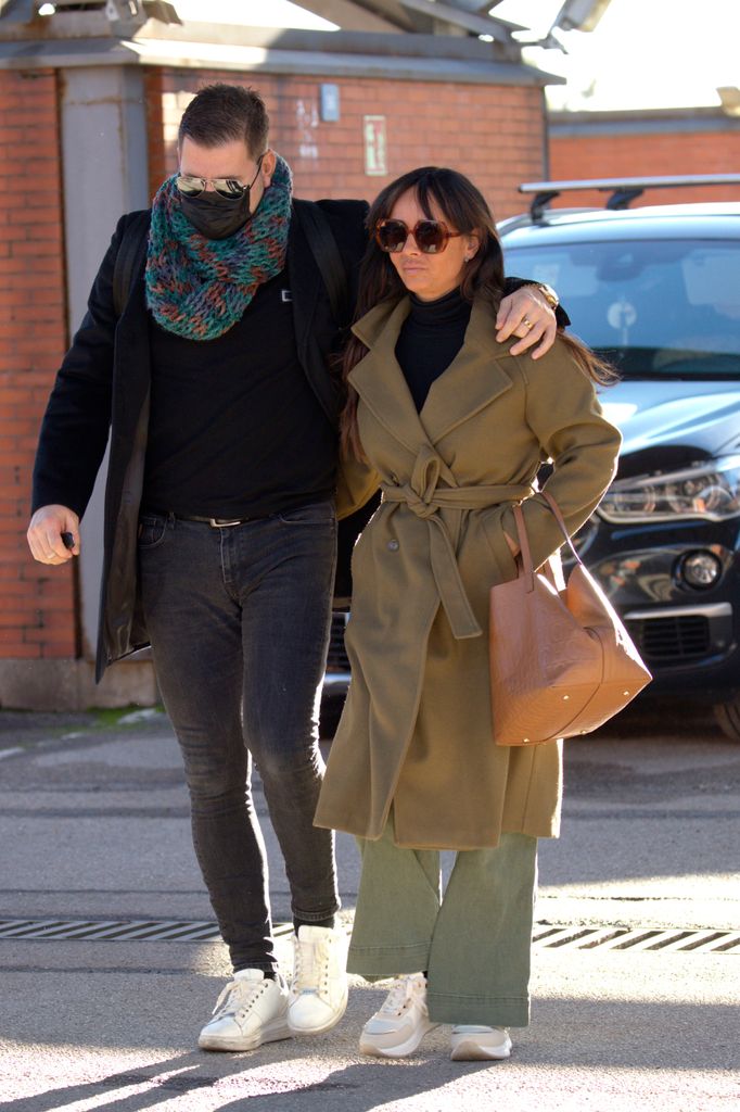 El cantante con su pareja, María José