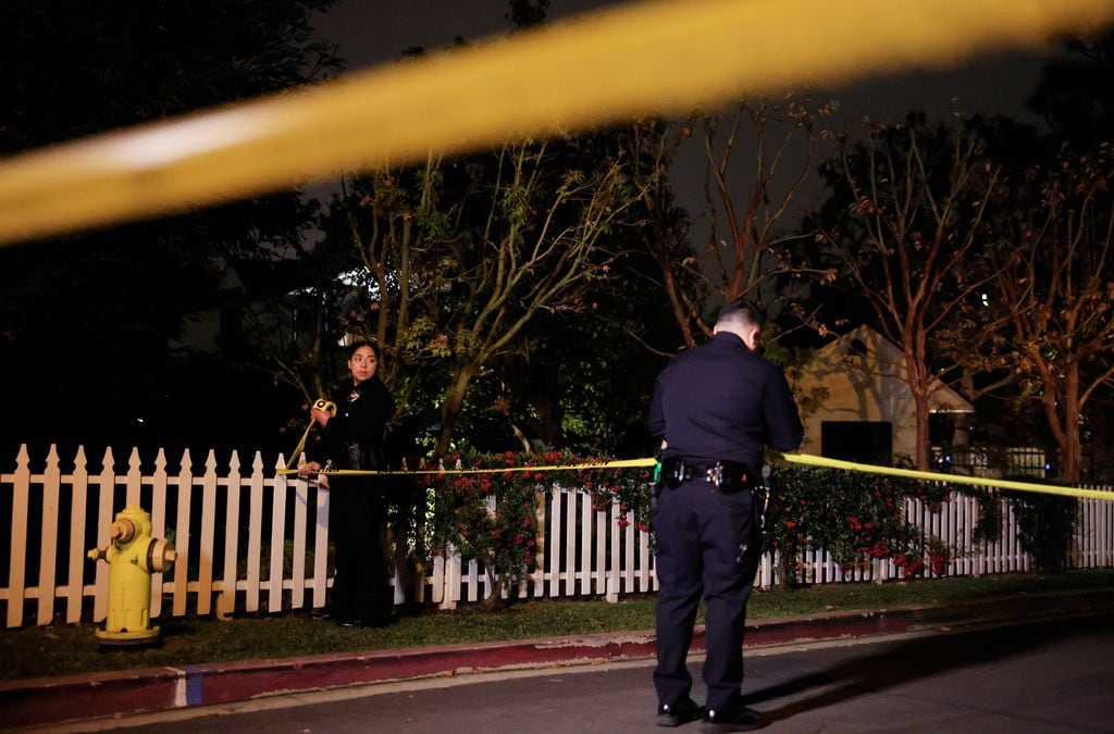 Oficiales de la policía de Los Ángeles fueron captados en el lugar donde ocurrieron los asesinatos, en Brentwood, California.