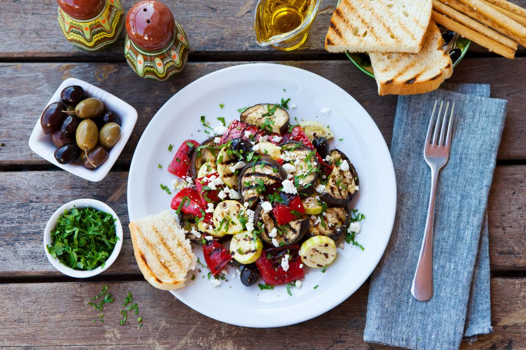 Ensalada de verduras a la parrilla con queso feta