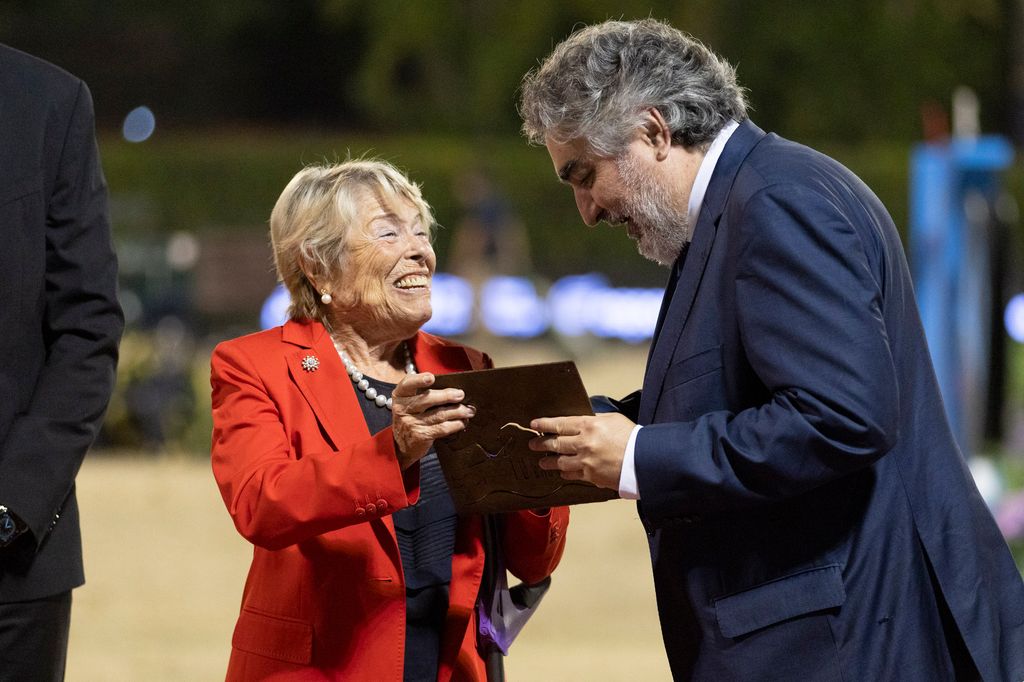 Magda Ferrer-Dalmau, viuda de Joaquín Calvo, hace entrega del premio a José Manuel Uribes