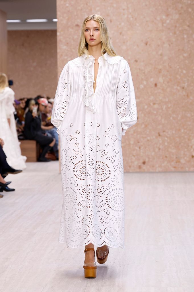 Apple Martin debuta sobre a pasarela de Chloé SS27 en Paris Fashion Week, 2026.