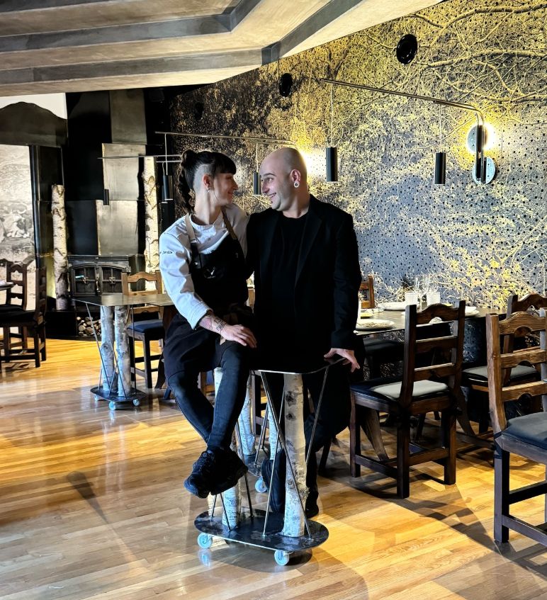 Los hermanos Iris y Bruno Jordán, al frente de Ansils, en Huesca. 