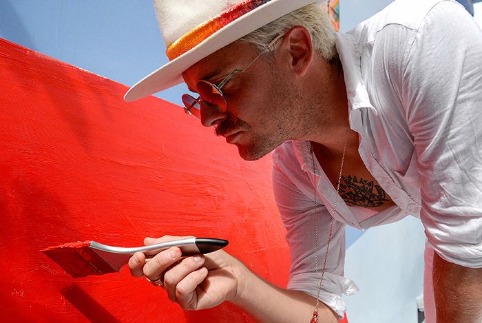 Aldo Comas pintando