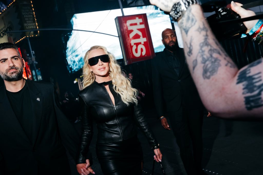 Lindsay Lohan llega al desfile de Gucci en Nueva York.