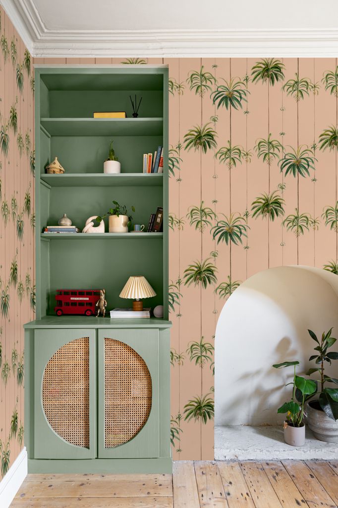 Pared decorada con un papel pintado de palmeras