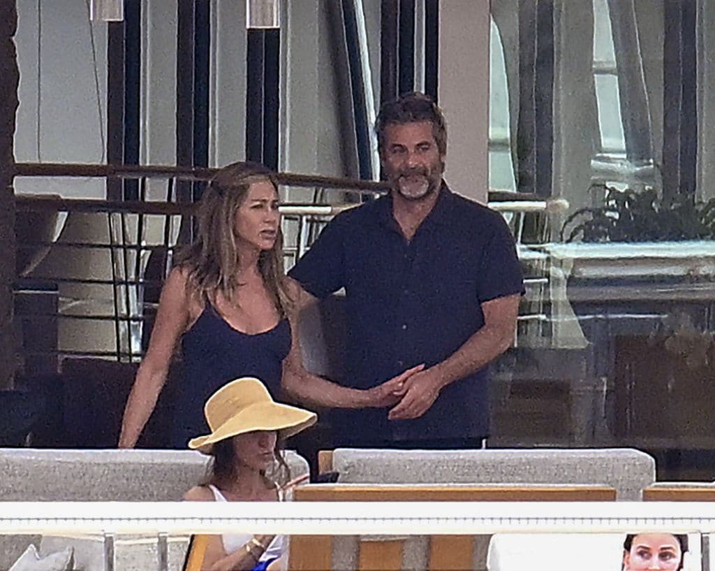 Photo © 2025 G3/The Grosby Group

PREMIUM EXCLUSIVE

Ibiza, July 13 2025

Jennifer Aniston was seen having a peaceful time on a yacht in Mallorca, Spain, where hypnotherapist Jim Curtis gave her a back massage. The pair seemed relaxed and at ease in each others company during the sunny getaway, leading to rumors of a potential romance. Both wore black shirts as they talked and laughed, with Curtis concentrating on relieving tension from her shoulders. It was the first public moment showing them in such a close and personal setting, hinting at a possible new relationship between the actress and the wellness professional.****

Jennifer Aniston fue vista disfrutando de un momento tranquilo en un yate en Mallorca, España, donde el hipnoterapeuta Jim Curtis le dio un masaje de espalda. La pareja parecía relajada y cómoda en la compañía del otro durante la escapada soleada, lo que generó rumores de un posible romance. Ambos llevaban camisas negras mientras conversaban y reían, con Curtis concentrado en aliviar la tensión de sus hombros. Fue la primera vez que se les mostró públicamente en un ambiente tan cercano y personal, insinuando una posible nueva relación entre la actriz y el profesional del bienestar.