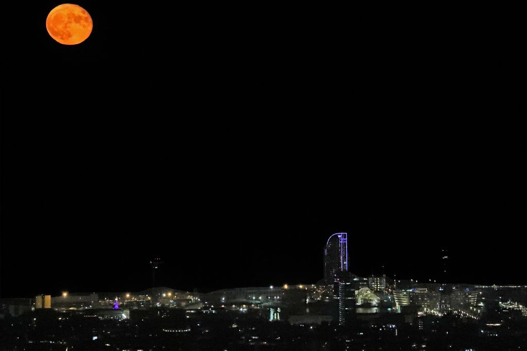 La Luna del Ciervo iluminando el cielo de Barcelona en julio, una luna llena que marca el momento en que los ciervos machos comienzan a regenerar sus astas