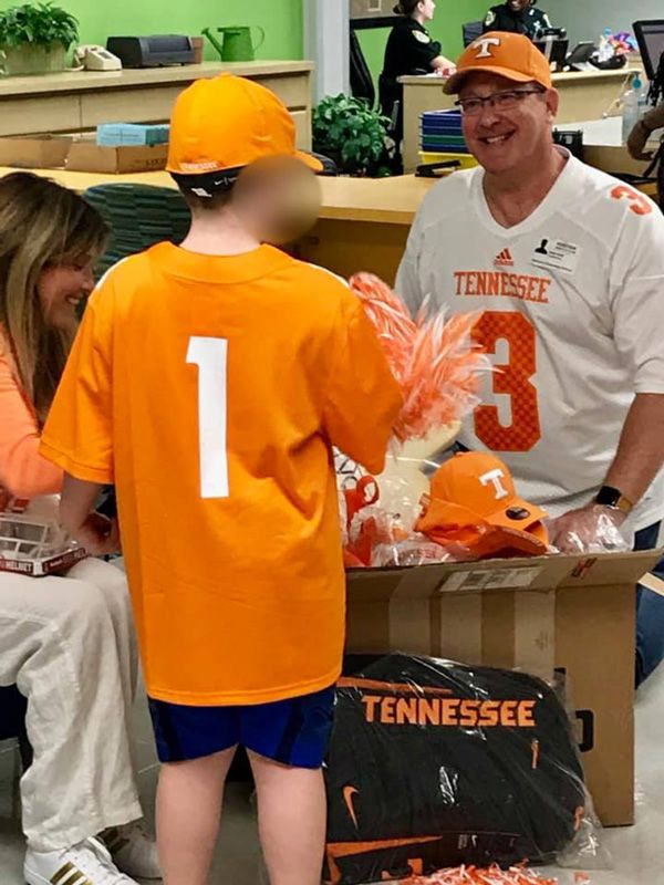 Nota Viral Laura Snyder niño diseña playera de la Universidad de Tennessee