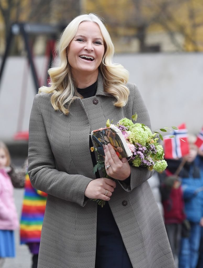 Mette-Marit de Noruega visitando la Gamlebyen Elementary School en marzo de 2022