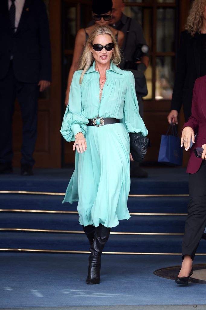 Kate Moss a su salida del hotel Ritz antes del desfile de Dior durante la Semana de la Moda de París, el 29 de septiembre de 2026.