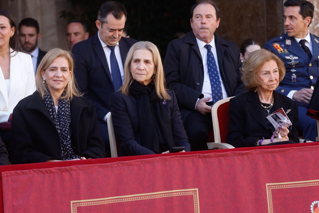 Sus hijas llenas de sofisticación han acompañado a su madre en todo momento