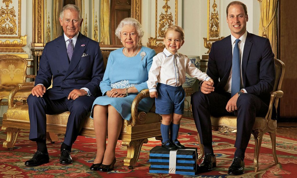 Isabel II HOLA PLUS