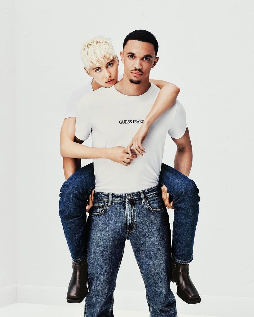 Iris Law y Trent Alexander-Arnold