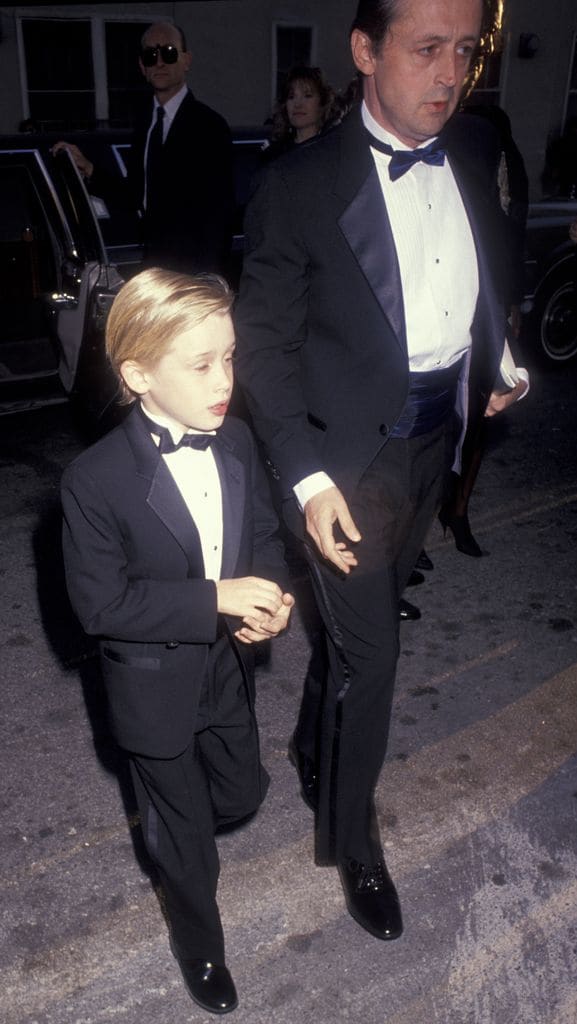 Macaulay Culkin con su padre Kit Culkin en la 17° edición de los People's Choice Awards el 11 de marzo de 1993, en Hollywood, California.