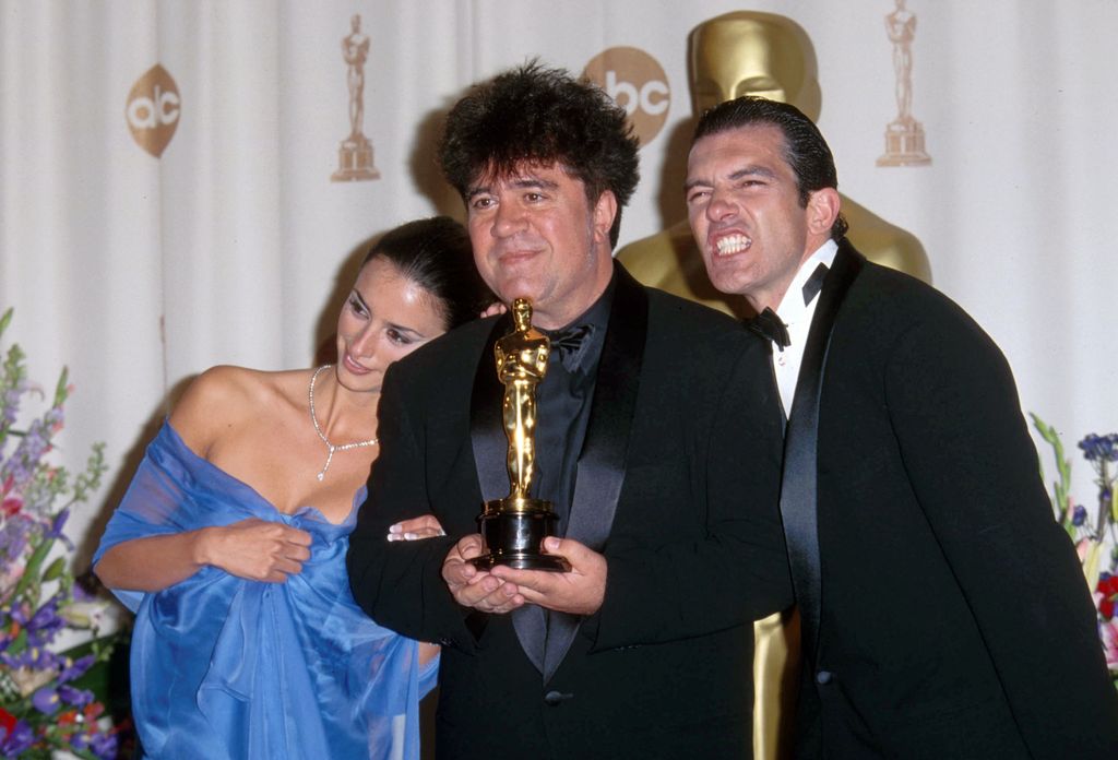 Pedro Almodóvar con dos de sus indispensables en los premios Oscar: Antonio Banderas y Penélope Cruz