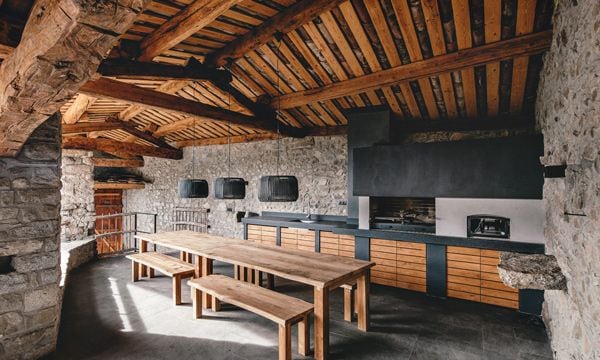 Lo rural y el diseño se dan la mano en esta casa ubicada en la catalana Cerdenya