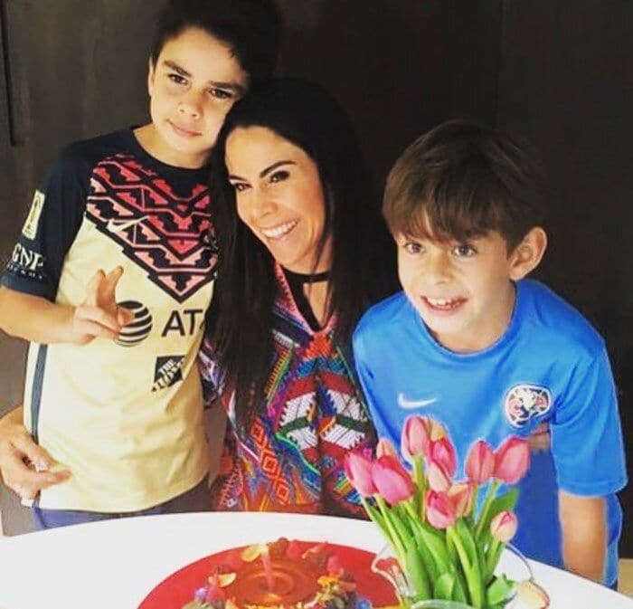 Paola Rojas y sus hijos