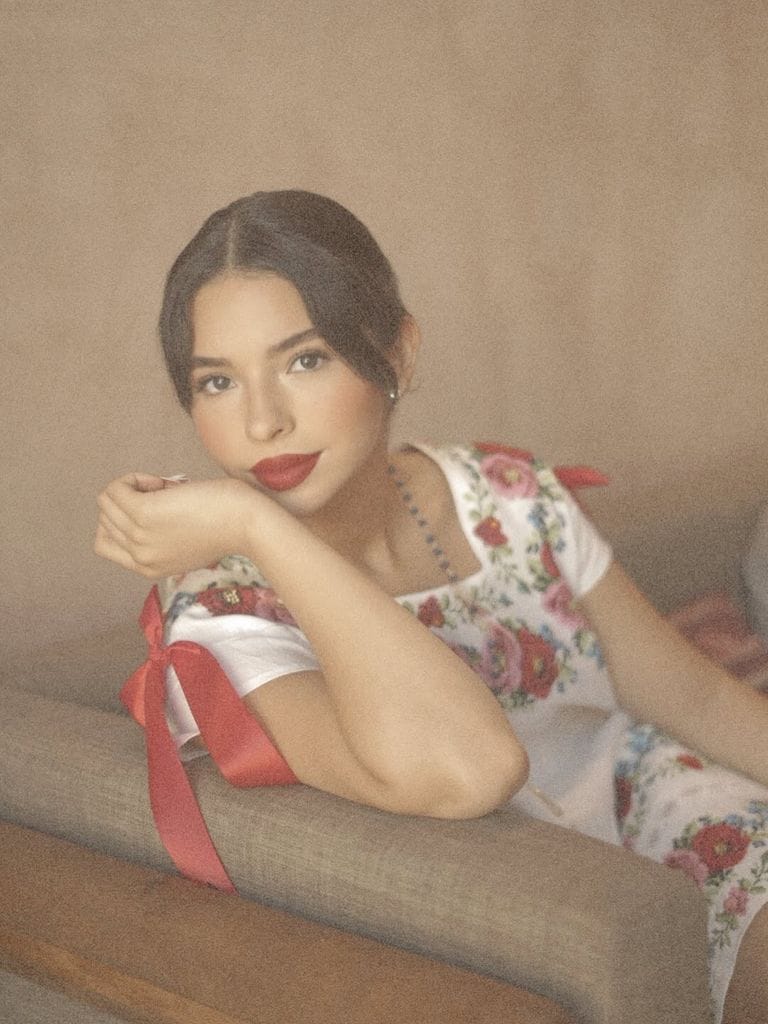 La cantante lució bellísima con un look inspirado en sus raíces mexicanas.