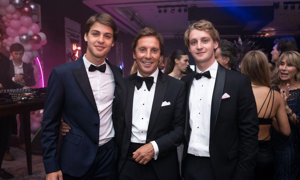 Benicio, Alejandro y Balthazar Gravierde izquierda a derecha: Alejandro Gravier, Taína, de catorce años;