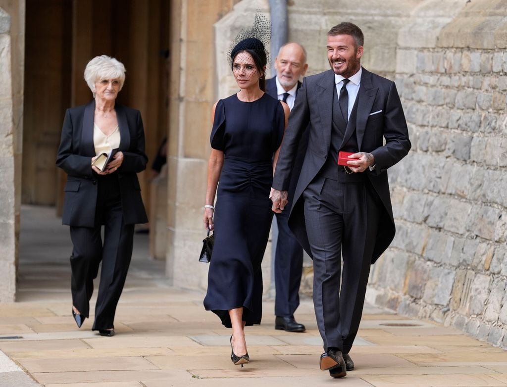 Ha asistido a la ceremonia de investidura con su mujer, Lady Beckham, gracias al nuevo título de Sir, y sus padres, David y Sandra