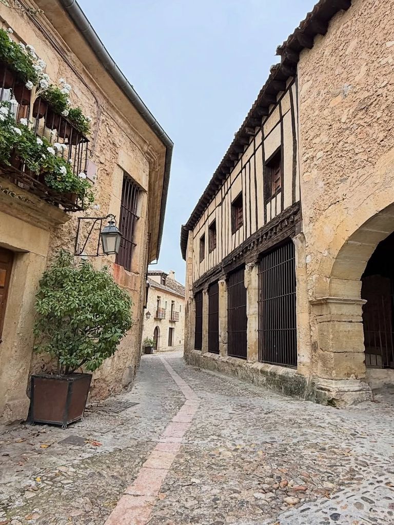 Imagen de las calles empedradas de Pedraza (Segovia)