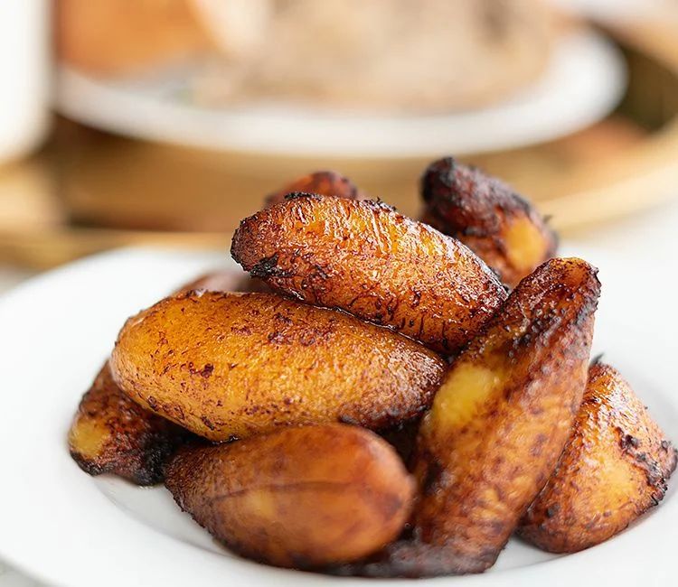 El plátano se cocina a la plancha con un poco de mantequilla y aceite.
