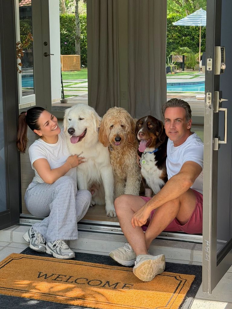 Karina Banda y Carlos Ponce recién se mudaron a un nuevo hogar al lado de sus perritos