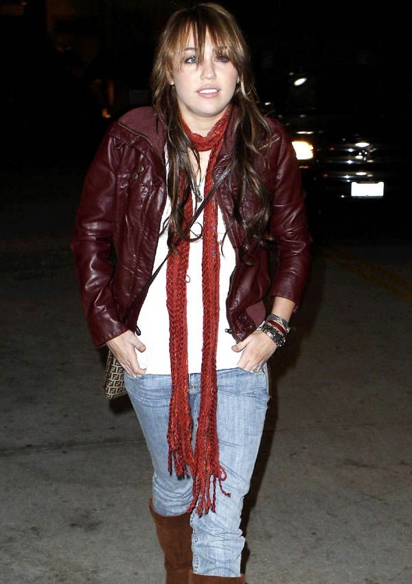 Miley Cyrus con pañuelo fino