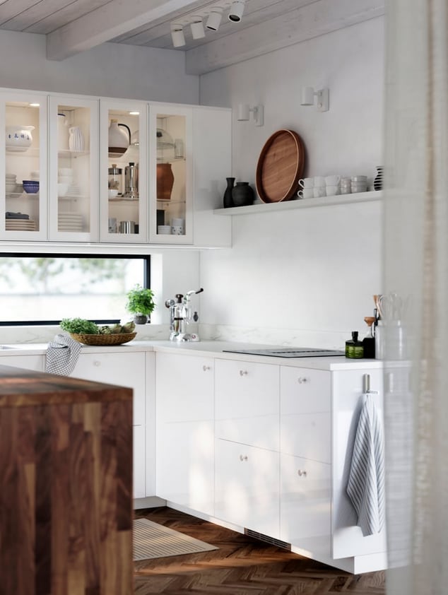 Cocina con vitrinas y estantes