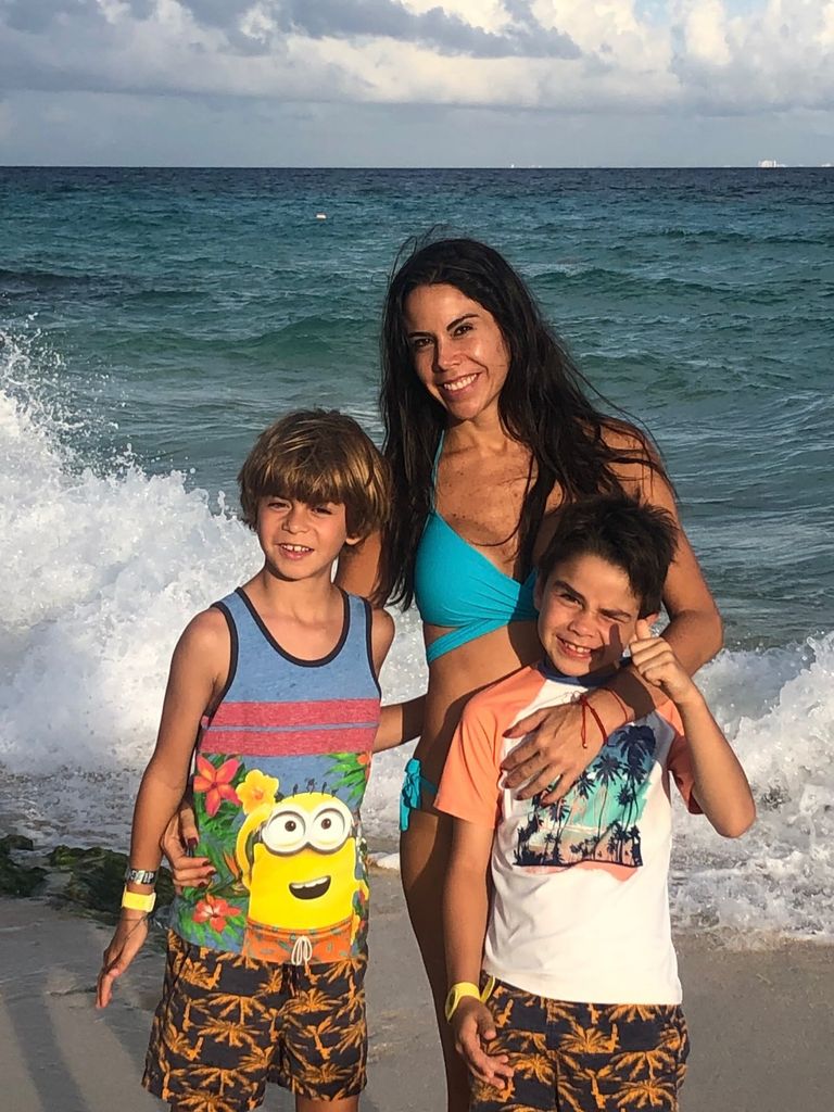 Paola Rojas con sus mellizos, que son sus compañeros de viaje.