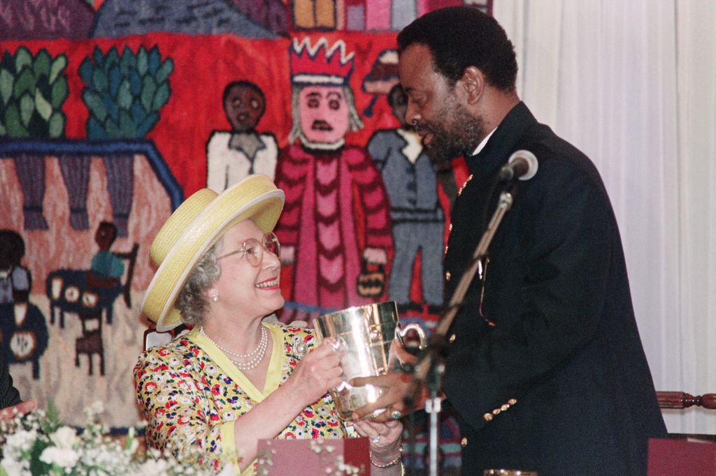 El rey Zulú junto a la reina Isabel II