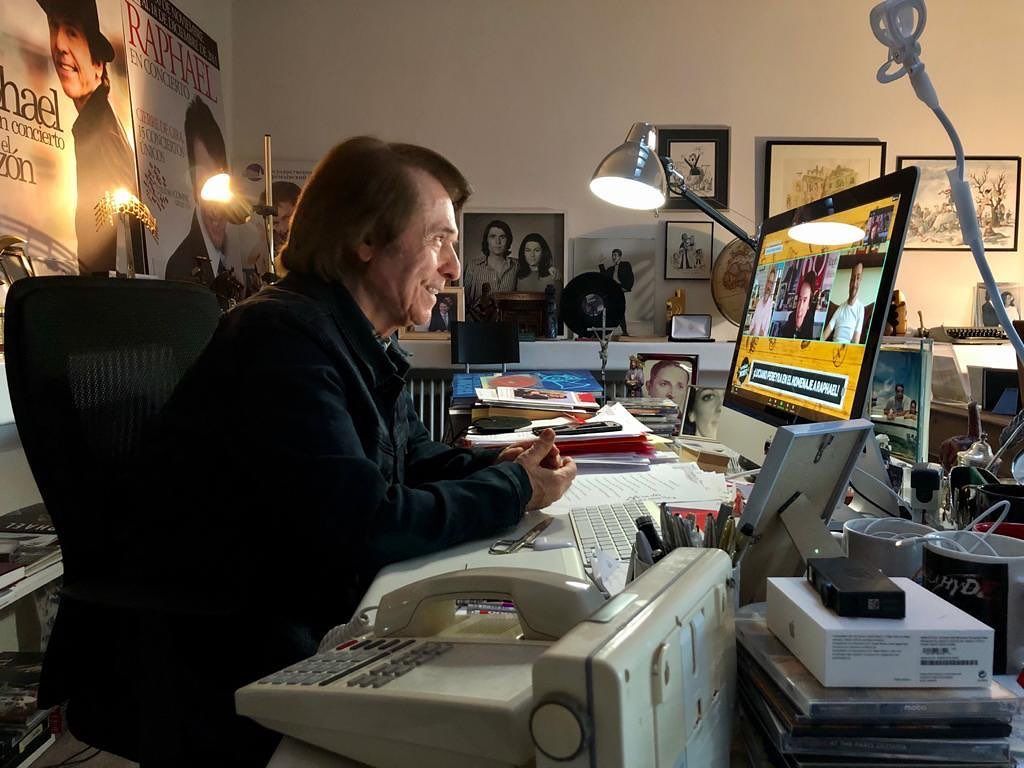 El intérprete trabajando en su despacho, que se caracteriza por las fotografías de carácter personal y los póster de sus conciertos en las paredes