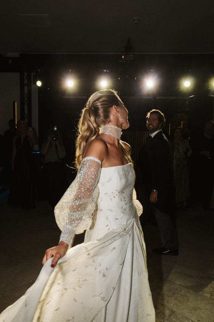 Vestido de novia con mangas desmontables de lentejuelas