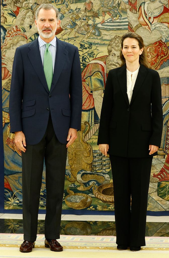 El rey Felipe VI en 2022 con María Cristina de Ulloa y Solís Beaumont, duquesa de Arcos y marquesa de Jarandilla, decana de la Diputación Permanente y Consejo de la Grandeza de España