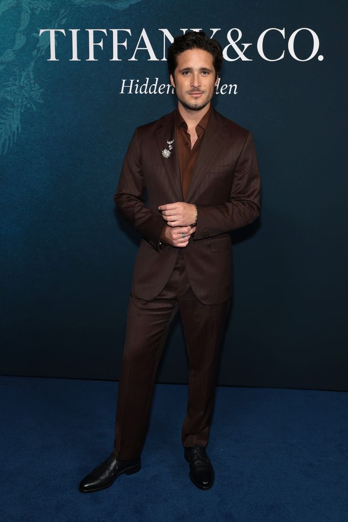 Diego Boneta apuesta por un traje marrón.