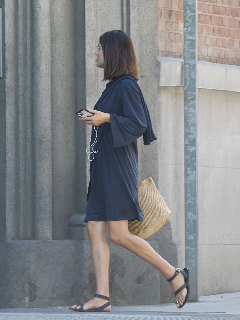 Sofía Palazuelo entrando en su casa tras dar a luz a su tercer hijo Fernando en septiembre 2025